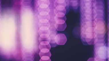 Puple bokeh arka plan ile bulanık siluet adam