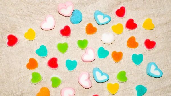 Красочные сердечные конфеты. Леденцы и конфеты — стоковое фото