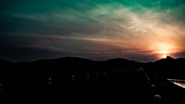 Sonnenuntergangslandschaft Mit Orangefarbenem Himmel Silhouetten Von Bergen Hügeln Und Bäumen — Stockfoto