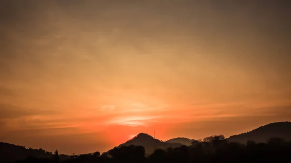 Coucher Soleil Avec Ciel Orange Silhouettes Montagnes Collines Arbres Lac — Photo