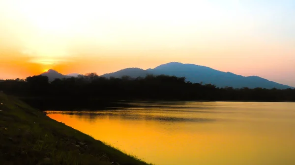 Tramonto Con Cielo Arancione Silhouette Montagne Colline Alberi Lago — Foto Stock