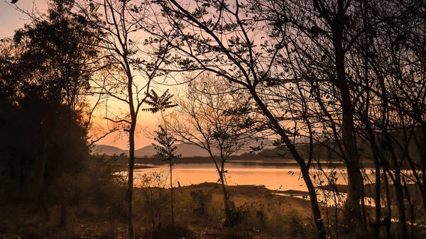 Paesaggio Con Arancio Viola Tramonto Sagome Montagne Colline Lago Foresta — Foto Stock
