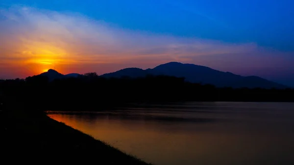 Tramonto Con Cielo Arancione Silhouette Montagne Colline Alberi Lago — Foto Stock