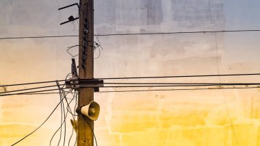 Elektrik direkleri arka plan bir çizgi. Dikey.