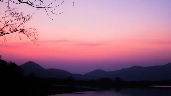 Paesaggio Con Arancio Viola Tramonto Sagome Montagne Colline Lago Foresta — Foto Stock