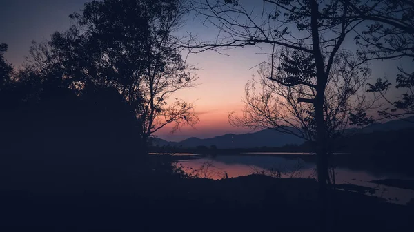 Dağlar Tepeler Orman Göl Günbatımı Siluetleri Turuncu Mor Ile Peyzaj — Stok fotoğraf