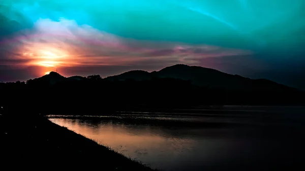 Захід Сонця Пейзаж Помаранчевим Небом Силуети Гір Пагорбів Дерев Озера — стокове фото