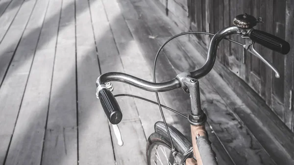 自転車ハンドルバーをクローズアップ ヴィンテージフィルター木製の床の背景 古き良き日コンセプトホリデーのアイデア — ストック写真