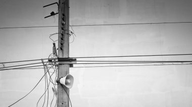 Elektrik direkleri arka plan bir çizgi. Dikey.