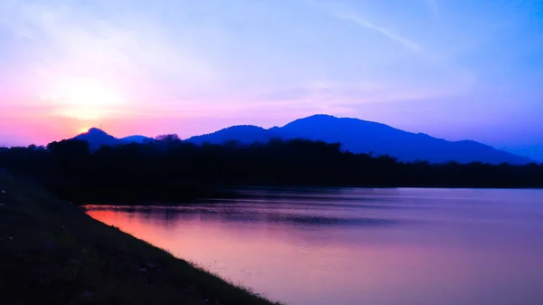 Tramonto Con Cielo Arancione Silhouette Montagne Colline Alberi Lago — Foto Stock