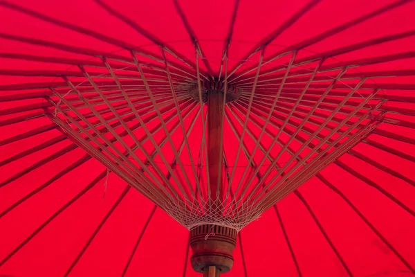 Красным Зонтом Структура Бамбука — стоковое фото