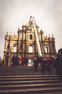 St. Paul Harabeleri'nin altında. Macau'nun en bilinen simge leri. Unesco Dünya Mirası Listesi'nde yer alan Makao'nun Tarihi Merkezi