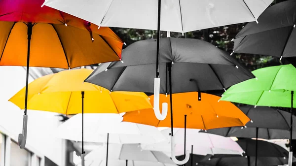 Straat Versierd Met Gekleurde Parasols Veel Parasols Die Lucht Stad — Stockfoto