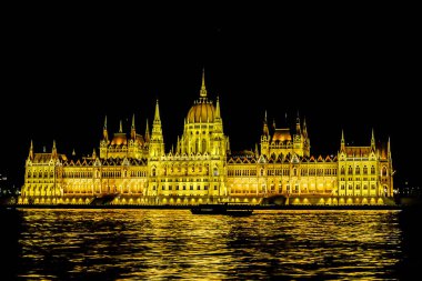 Gece Budapeşte Parlamentosu. altın ışık kurulumu . Tuna'nın güzel destinasyon turistik noktası
