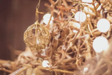 Partide ampul dekor . altın ligh soyut noel ağacı
