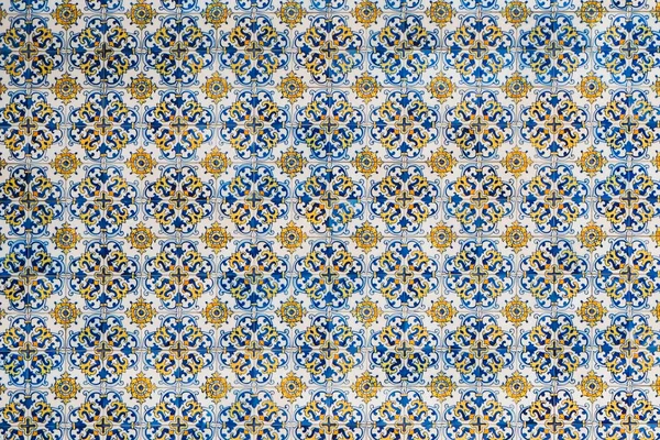 Portekiz ceretleri. Viktorya dönemi motifleriyle dikişsiz patchwork karo. Majolica çanak çömlek karo, mavi ve beyaz azulejo, orijinal geleneksel Portekizce ve İspanya dekor