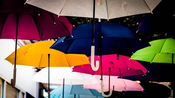 Straat Versierd Met Gekleurde Parasols Veel Parasols Die Lucht Stad — Stockfoto