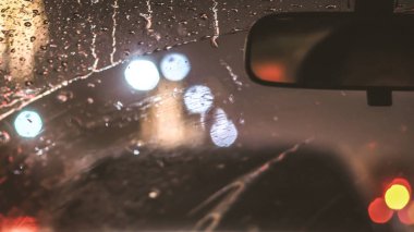 Yağmur yağdığında arabanın içi. Yağmurlu bir günde yolda ışık defocused bulanıklık