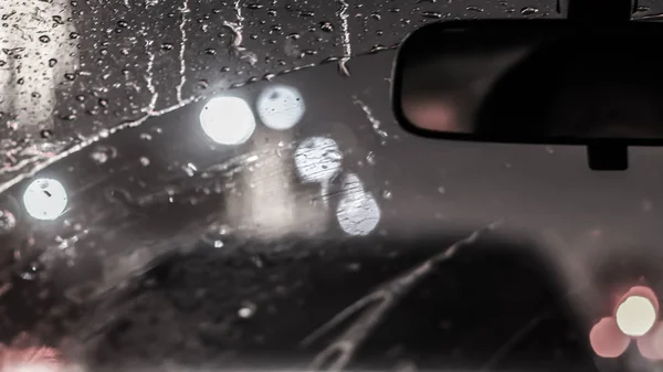 雨天時の車内 雨の日の道路上の光の焦点を落とすぼかし — ストック写真