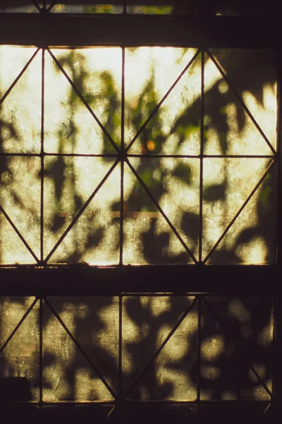 Güneşin parlak ışınları sabah evin eski penceresinden oda aydınlatmak