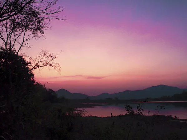 Gün Batımında Dağ Aralığı Lake Dağ Gölü Sıradağları Önünde Görüntüle — Stok fotoğraf