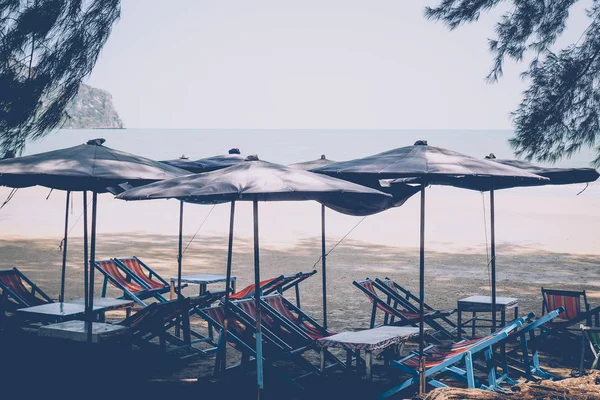 Sonnenschirme Strand Mit Blick Auf Eine Horizontlinie Über Das Meer — Stockfoto