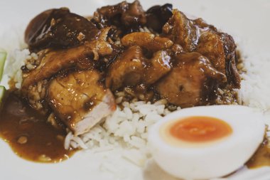 Kavrulmuş kırmızı domuz eti. Pirinç ile sos lu ızgara kırmızı domuz eti. Pirinç ile sos barbekü kırmızı domuz, Çin tarzı kavrulmuş domuz eti.