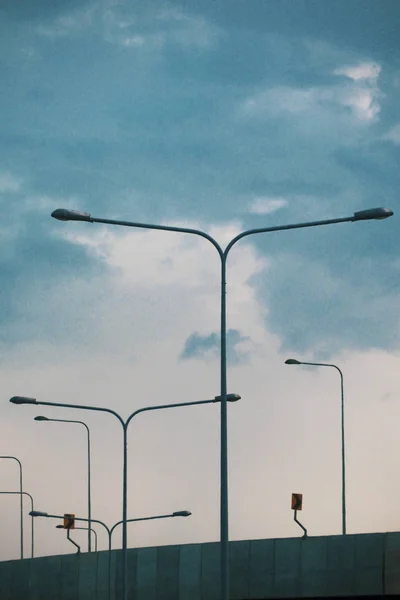 青空に向かって街灯やランプが並ぶ Led道路照明 道路照明ポール 青空に向かう道路の提灯がたくさん ランプ付きの金属製のポール 道路工事 — ストック写真