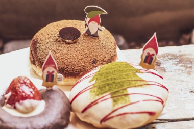 Dekore Yeni Yıl arka planda masada Noel ev yapımı tatlılar