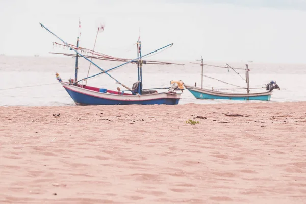 Tropikal plaj, Andaman Denizi, Tayland. Gemilerle yaz deniz manzarası. Güzel plaj sıcak kum