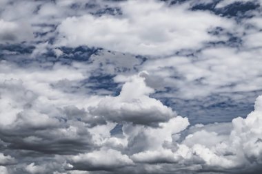 Bulanık gökyüzü bulanıklığı veya masmavi gökyüzü ve beyaz bulut arka plan, yaz aylarında güzel doğa. Cloudscape arka plan