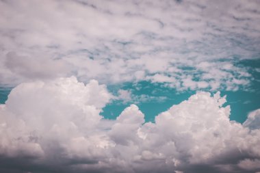 Bulanık gökyüzü bulanıklığı veya masmavi gökyüzü ve beyaz bulut arka plan, yaz aylarında güzel doğa. Cloudscape arka plan