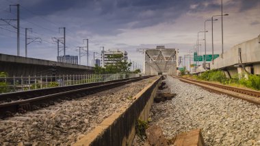 endüstriyel kavram arka plan. Demiryolu seyahati, demiryolu turizmi. Bulanık demiryolu. Ulaşım