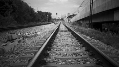 Hiçbir tren ve insanlar, seçici odak ve vintage tarzı ile Boş demiryolu. Demiryolu ve yaz aylarında gün batımında güzel gökyüzü. Tren istasyonu ile kırsal sanayi peyzaj