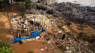 Bangkok Tayland - Augest, 2019: Ağır Rama altında Chao Phraya nehri yakınlarındaki yerel su yolu 7 briidge evsiz kamp - Tayland Evsiz . Glabal kirliliği plastik çöp sorunu