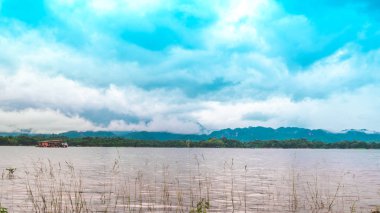 Göl kenarındaki rafting evi. Kanchanaburi Tayland 'ın arka planında sisli ve güzel bir manzara.