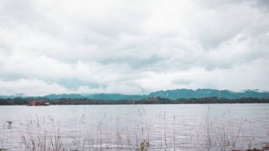 Kanchanaburi Tayland dağların üzerinde nehir ve sis ile Yeşil çayır