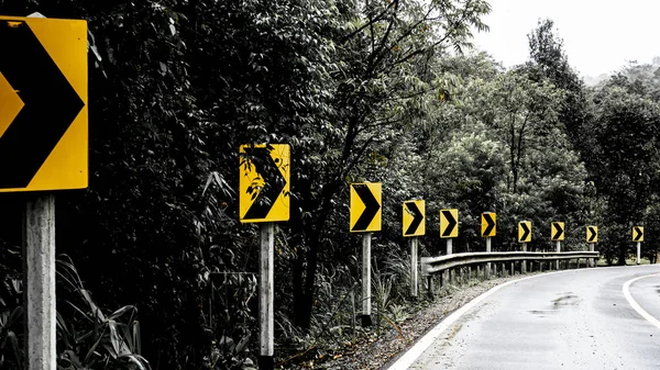 Señal Gire Derecha Carretera Rural Bosque Las Montañas Concepto Viaje — Foto de Stock