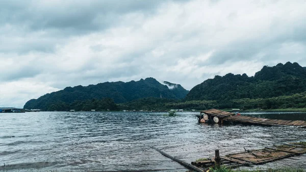 村の湖木製の橋からの眺め 雨が来る前の山の背景 — ストック写真