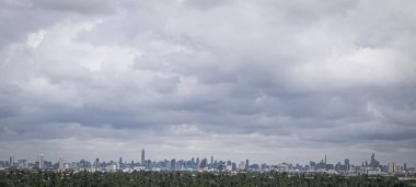 yeşil orman alanı veya bufffer bölgesi ve Modern City Skyline ile panoramik manzaralar.