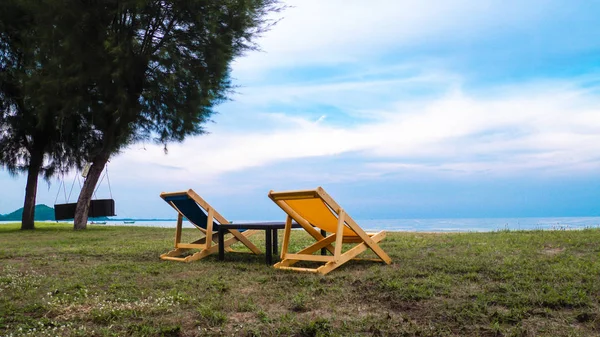 Leere Schöne Farbe Liegestühle Auf Dem Strand Mantel Mit Blauem — Stockfoto