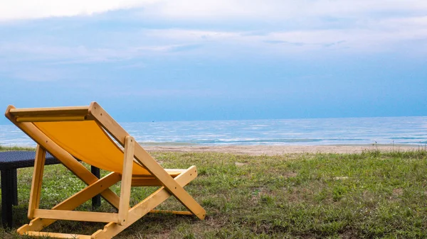 Cadeira Convés Vazia Belas Cadeiras Coloridas Praia Céu Azul Relaxar — Fotografia de Stock