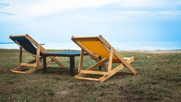 Leere Liegestühle Schöne Farbige Stühle Strand Blauer Himmel Entspannen Fröhlichen — Stockfoto