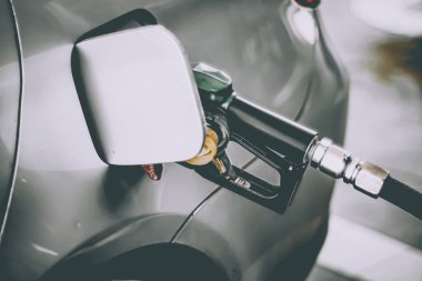 Benzin deposu benzinle dolu. Benzin istasyonunda. Ulaşım ve mülkiyet kavramı. Arabayı benzin istasyonu konseptiyle doldur..