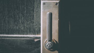 Yeşil kapı vintage tarzı klasik pirinç kapı kolu