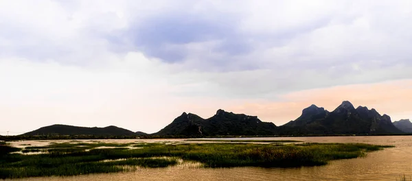 山の風景 湖と山の範囲 日没の大パノラマ美しい風景 Prachubkeereekhanカオサモイイードタイ — ストック写真