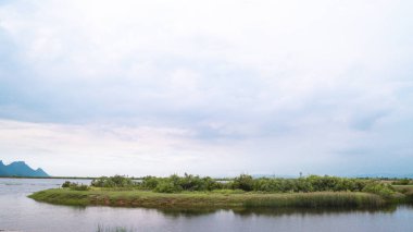 Dağ manzarası, göl ve dağ manzarası, günbatımında geniş bir manzara güzel bir manzara, Khao Samroi, Tayland yod