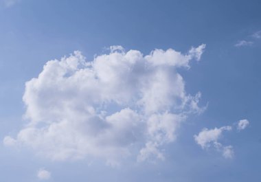 Mavi Gökteki Yumuşak Beyaz Bulutlar. Soyut arkaplan grafik tasarımı