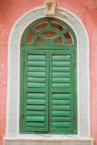 Vintage Gewölbte Fensterläden Zwei Rustikale Mediterrane Fensterläden Alte Holz Vintage — Stockfoto