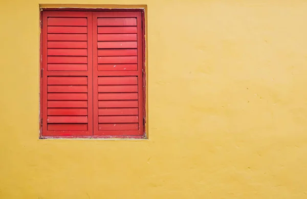 Rotes Rollladenfenster Mediterraner Italienischer Stuckwand — Stockfoto